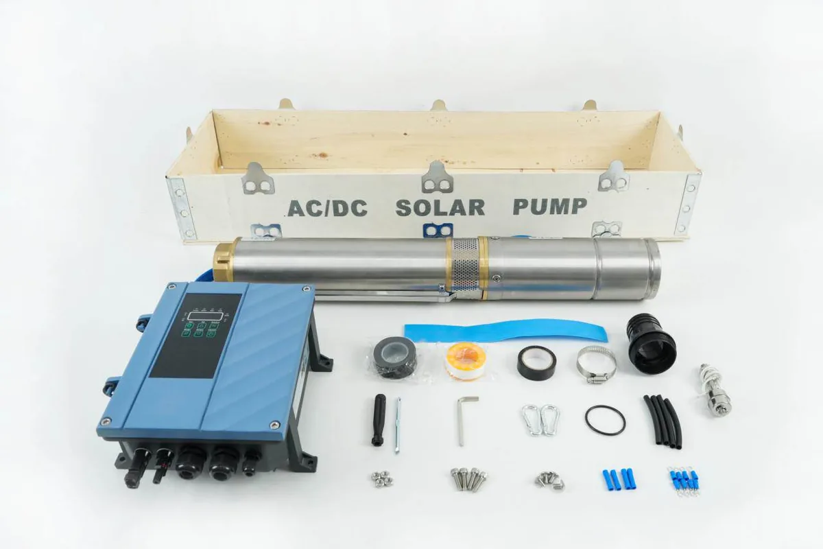 Complete solar water pump set: submersible pump, MPPT controller and installation accessories in export crate